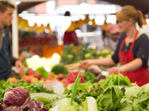 Market stall with variety of organic vegetable © Matej Kastelic/Shutterstock.com